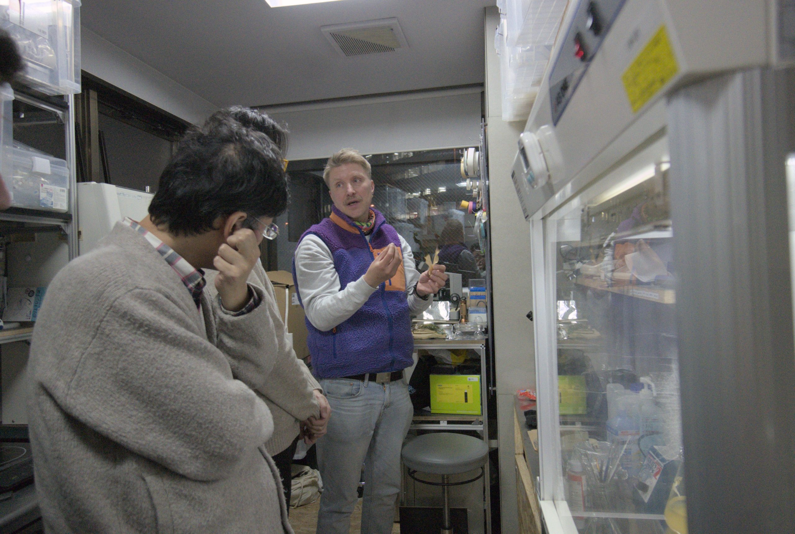 Santtu is in discussion with one of the lab members.
