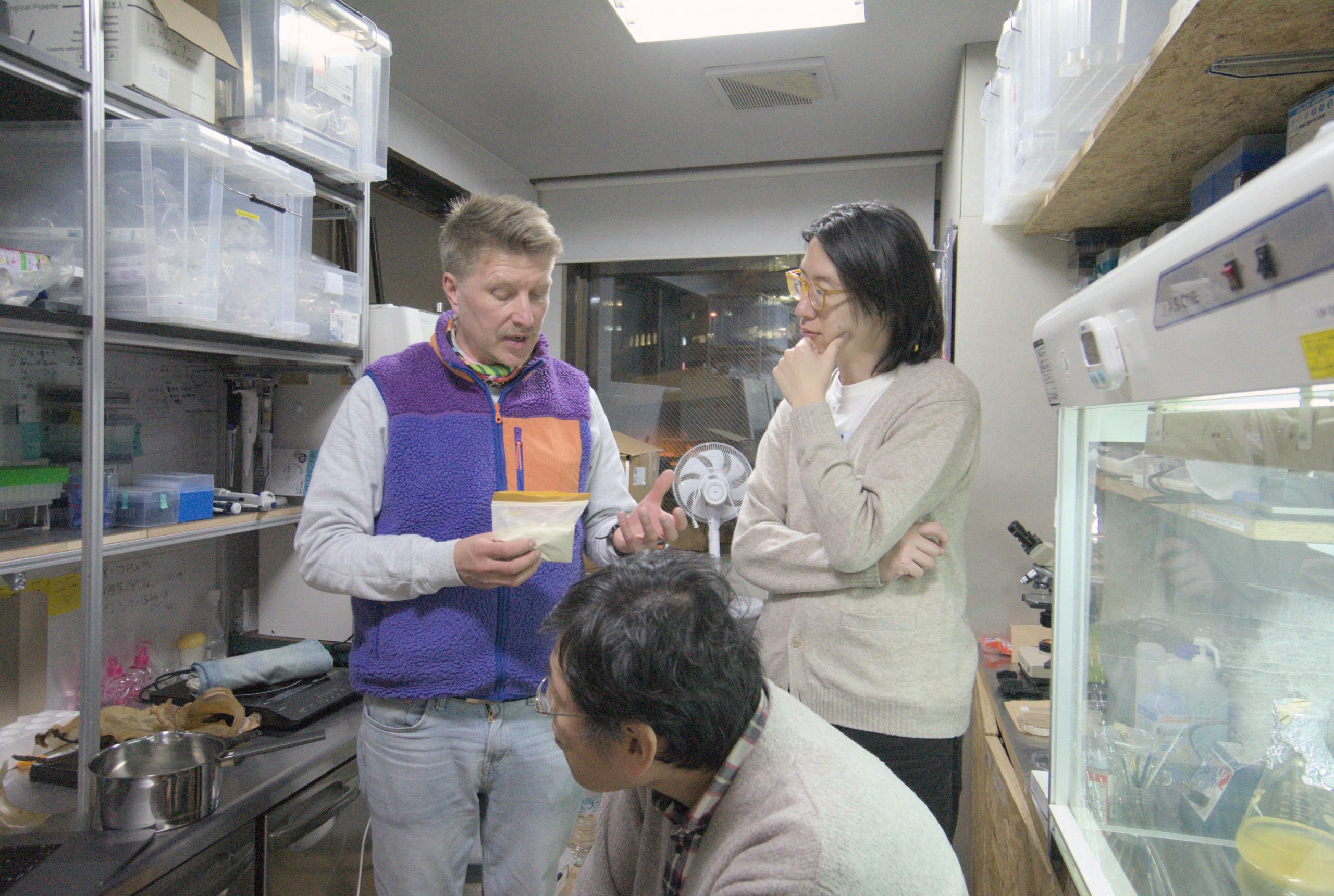 Santtu and a lab member are in discussion.