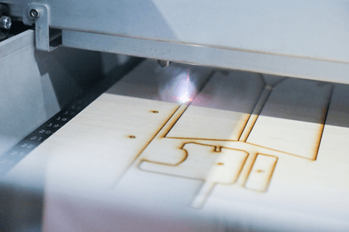 レーザーカッター加工中の風景