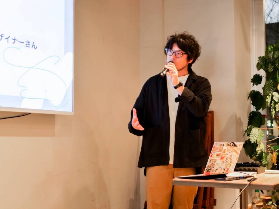 司会の、ファブカフェ京都 木下さん。マイクを持って話す
