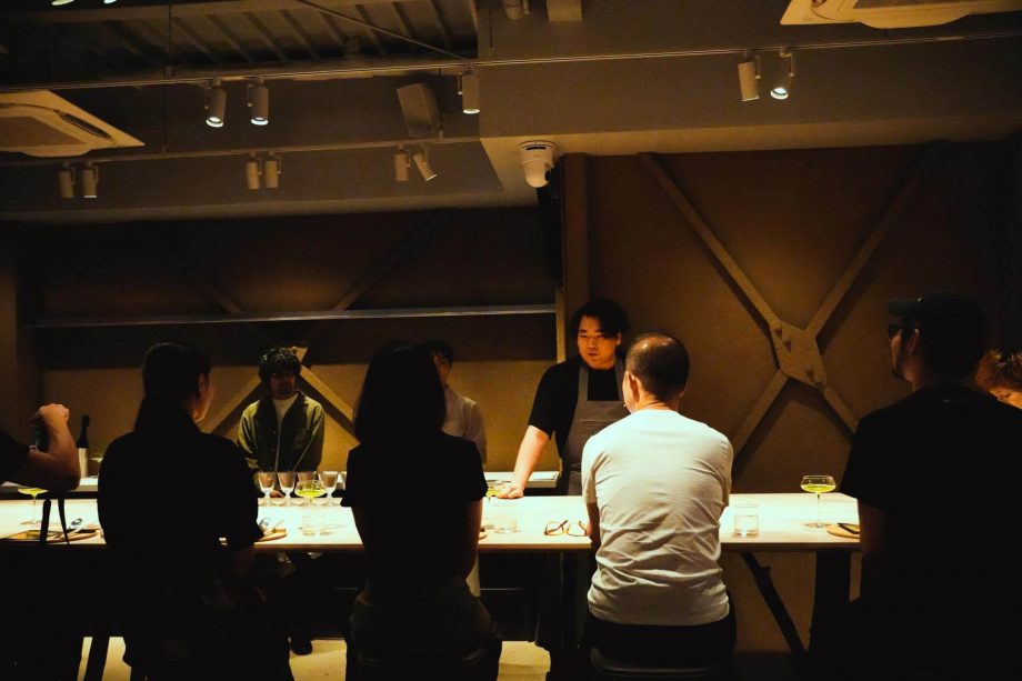 福田がドリンクを創作している