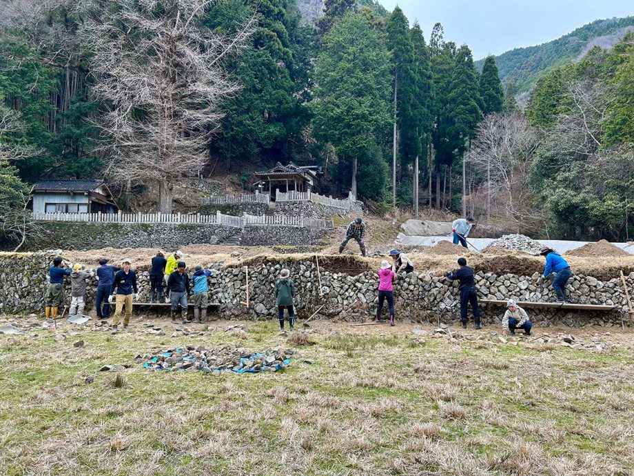 金子玲大さん参考画像02　石積みの作業風景