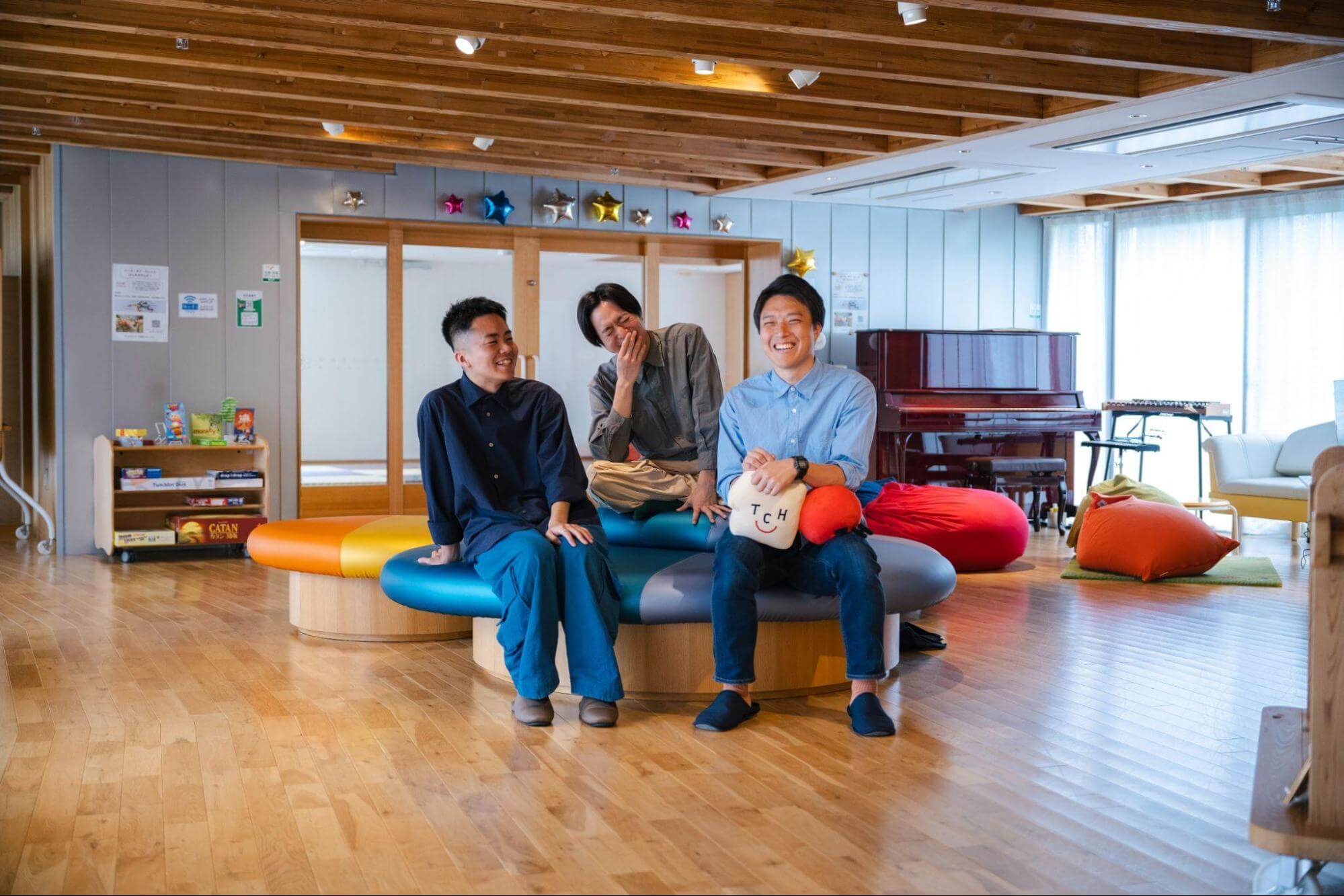 写真:男性3名が笑顔で話す様子
